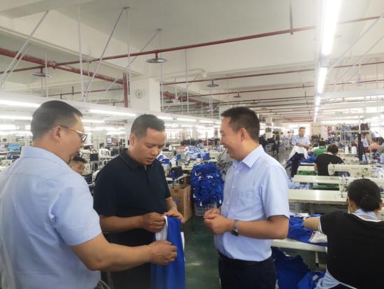 四川廣安區(qū)委常委蘭新明 一行前往重慶法詩頓服飾集團(tuán)重慶生產(chǎn)工廠考察